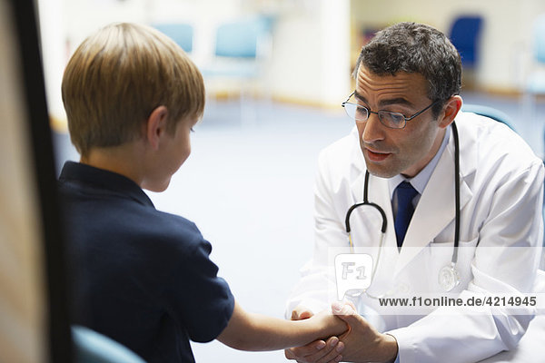 Arzt untersucht kleinen Jungen