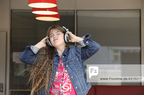 Junges Mädchen tanzt mit Kopfhörern