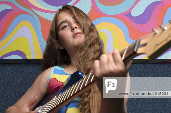 Mädchen spielt Gitarre mit funky Malerei