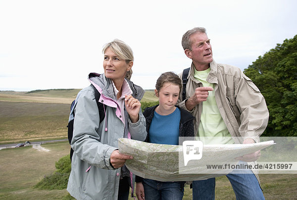 Senioren und Enkelin prüfen Karte