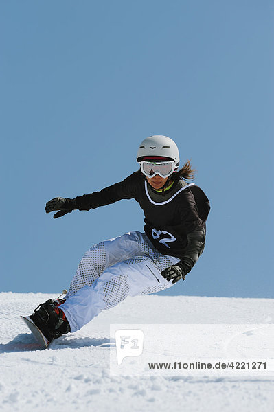 Snowboarder unter Zuges während Snowboarding