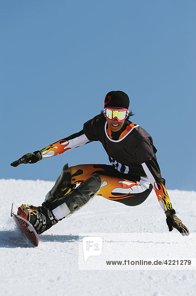 Mann Snowboard fahren Schnee