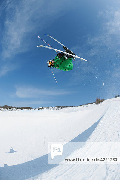 verkehrt herum Frau In der Luft schwebend Skifahrer