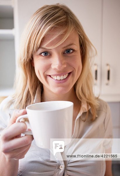 Nahaufnahme einer Frau mit Kaffeetasse in der Hand