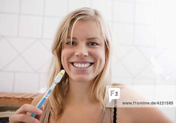 Nahaufnahme einer Frau mit Zahnbürste