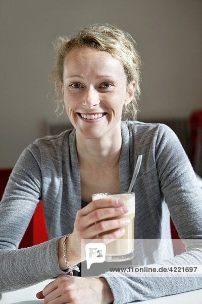 Frau mit Kaffee