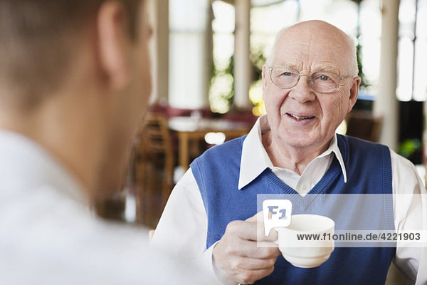 Älterer Mann beim Kaffeetrinken