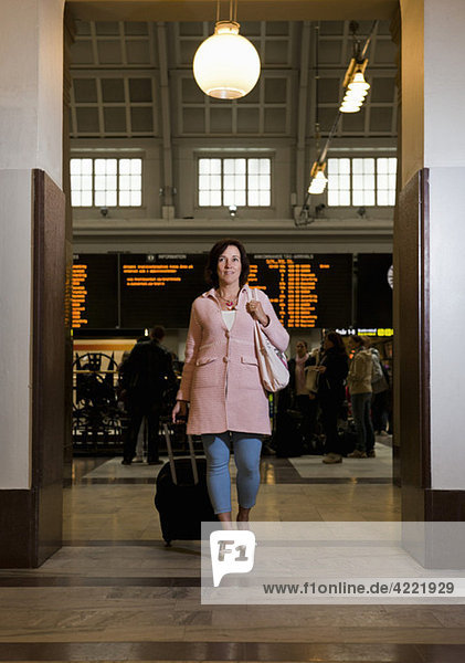 Frau zu Fuß im Hauptbahnhof