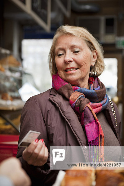 Frau mit Kreditkarte