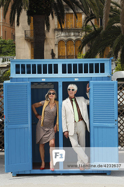 Seniorenpaar steht in einer Umkleidekabine im Freien  Italien  Rapallo