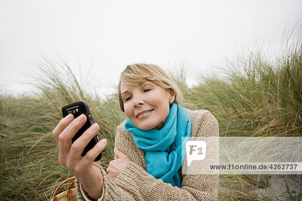 Frau mit einem Smartphone