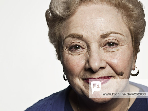 Stuido Porträt einer fröhlichen Seniorin