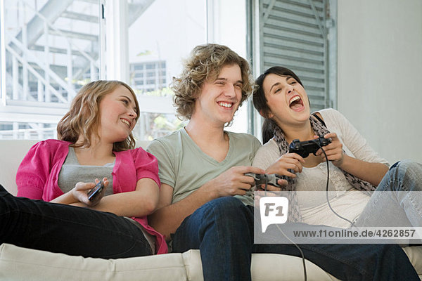 Teenager spielen auf der Spielkonsole