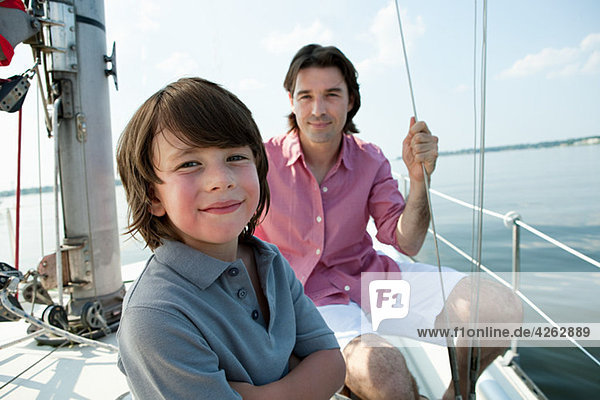 Vater und Sohn an Bord der Yacht  Portrait