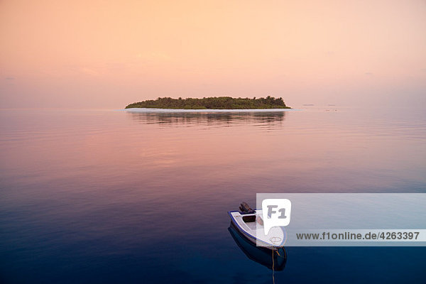 Boot auf dem Meer  Insel Havodigalaa  Südliches Huvadhu Atoll  Malediven
