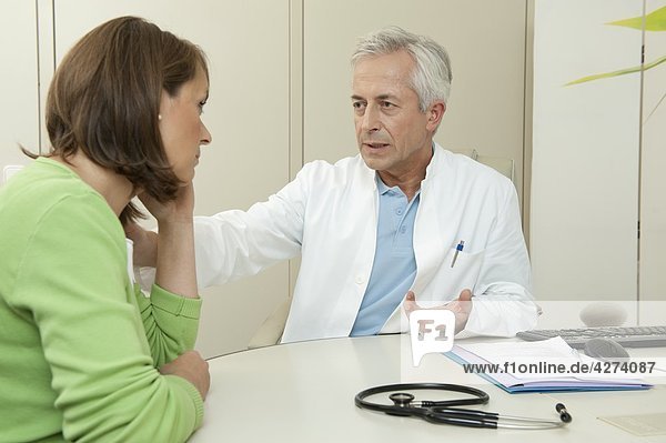 Arzt spricht mit einer Patientin