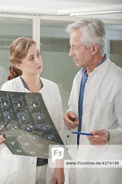 Arzt und Arzthelferin mit Röntgenbild