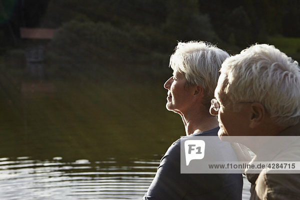 Seniorenpaar genießt Sonnenuntergang