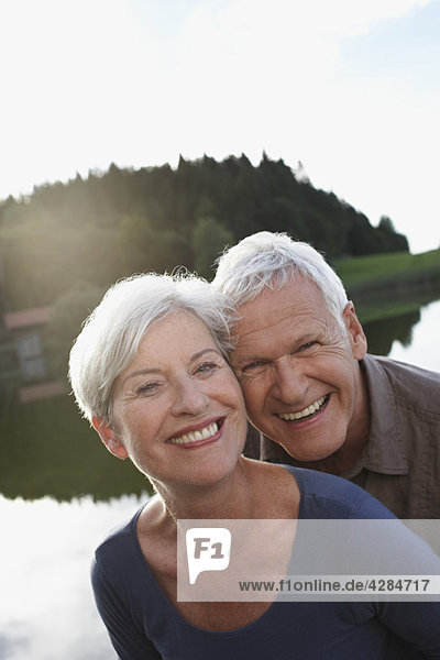 Seniorenpaar lächelt zur Kamera