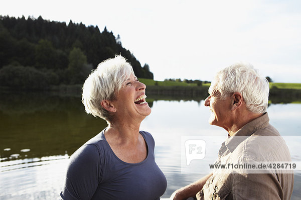 Seniorenpaar mit Spaß auf dem See