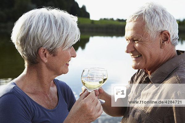 Senior Paar klirrende Gläser Wein