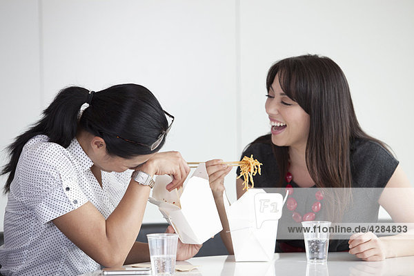 Mädchen lachen in der Mittagspause