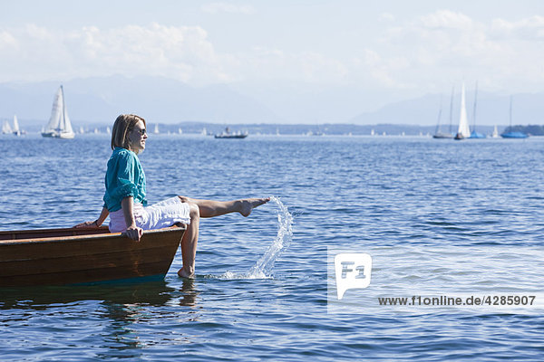 Junge Frau auf einem Boot sitzend