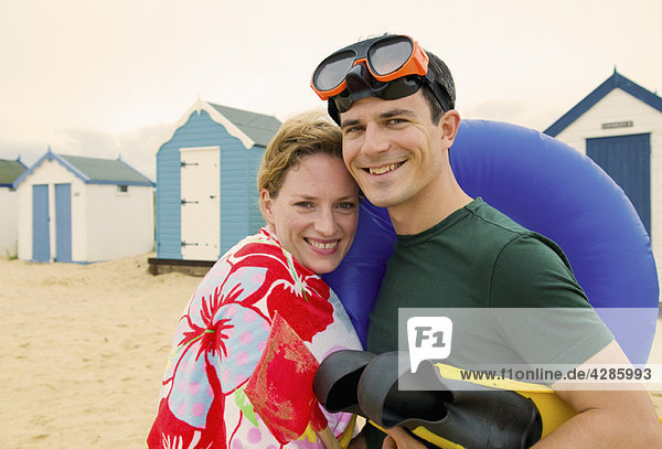 Glückliches Paar bereitet sich auf Spaß am Strand vor