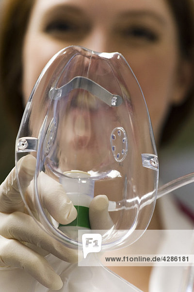 Sauerstoffmaske auf den Patienten legen  persönliche Perspektive