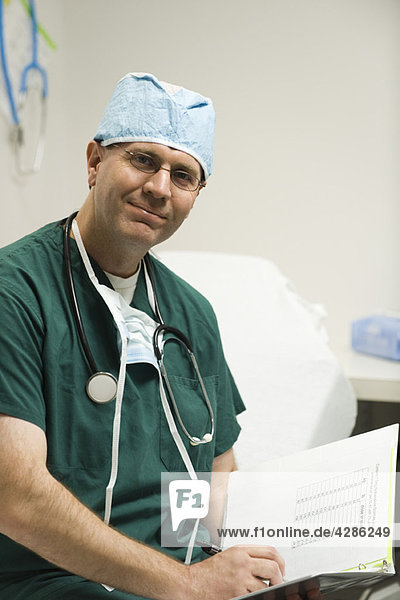 Chirurg bei der Durchsicht der Patientenkarte  Portrait