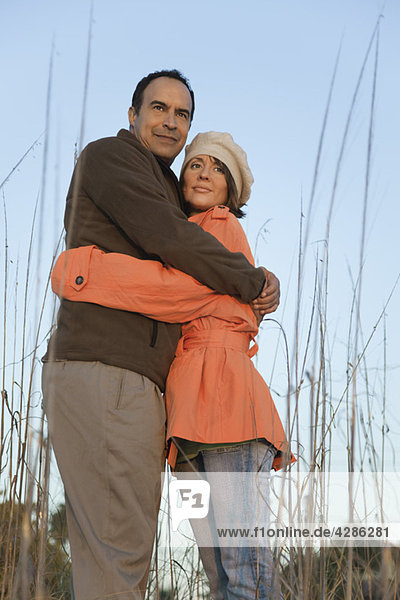 Erwachsenes Paar  das sich im Freien umarmt  Portrait