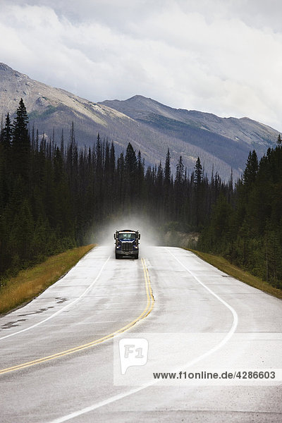 Lkw unterwegs im Banff-Nationalpark  Alberta  Kanada