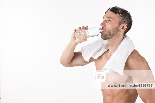 Mann mit Handtuch um Hals Trinkwasser