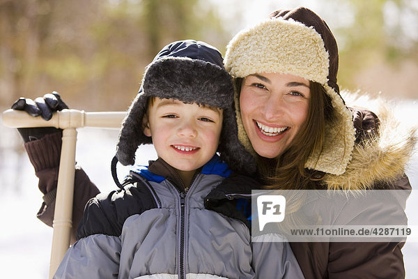 Portrait von 30 s Frau mit ihrem 6 Jahre alten Sohn im Freien im Winter  Scanlon Creek Conservation Area  Bradford  Ontario