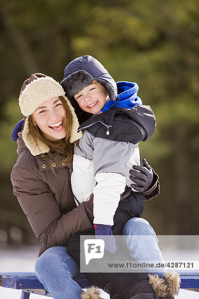 Portrait 30 s Frau mit ihrem 6 Jahre alten Sohn im Freien im Winter  Scanlon Creek Conservation Area  Bradford  Ontario