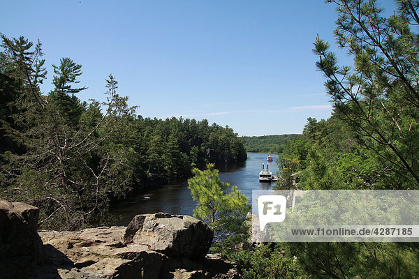 Riverboats auf den St. Croix River gesehen aus der Perspektive einer Klippe Taylors Falls Minnesota