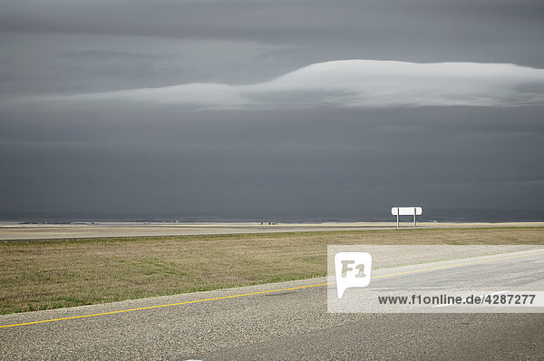 Stürmischen Himmel über den Highway  Saskatchewan  Kanada