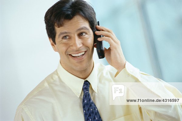 Geschäftsmann am Telefon  lächelnd