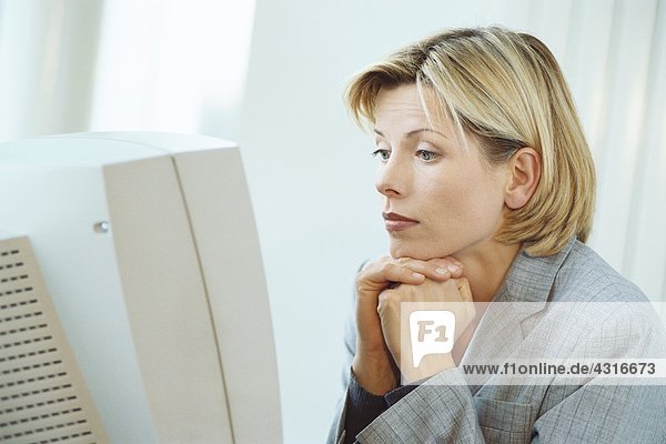 Geschäftsfrau mit Desktop-Computer