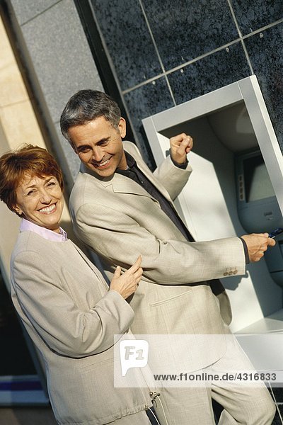 Älteres Ehepaar stehend auf ATM-Maschine