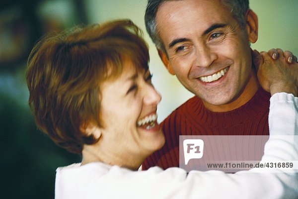 Seniorenpaar  lachend