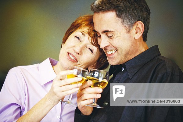 Senior Paar klirrende Gläser Weißwein