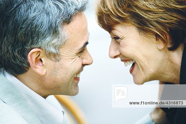 Seniorenpaar  lachend  von Angesicht zu Angesicht  Nahaufnahme