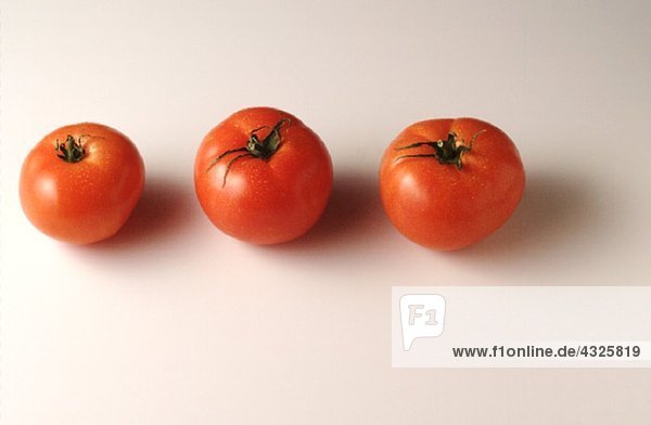 Drei Tomaten in einer Reihe