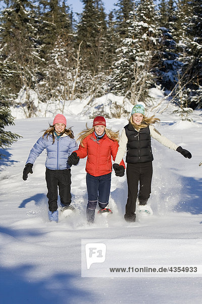 Drei junge Frauen auf Schneeschuhen genießen Sie die Natur in der Nähe von Homer  Alaska im Winter.