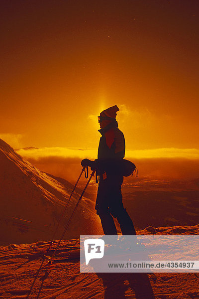 Skifahrer Silhouetted w/Sun Dog auf Mt Alyeska SC AK Winter Backlit