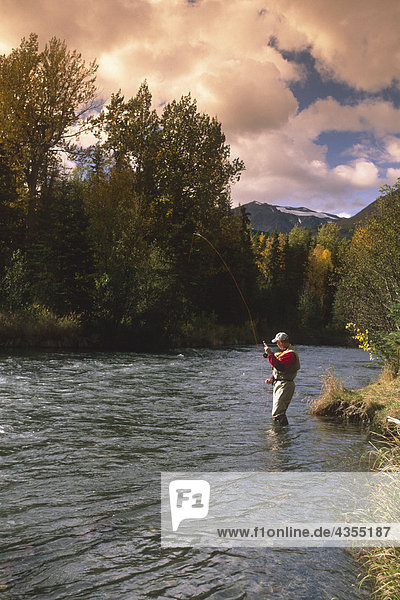 Mann steht in der Wasser-Fliegenfischen in Quartz Creek Alaska
