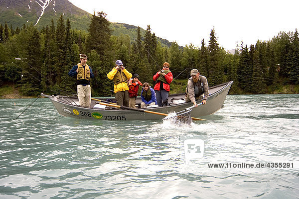 Frau kämpft Forelle auf Kenai River von Drift Boot Kenai-Halbinsel in Alaska Sommer