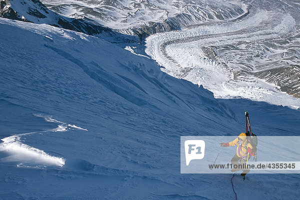 Bergsteiger Klettern Mt.Drum in Vorbereitung zu down Wrangell-St.Elias National Park South Central Alaska Winter Extreme ski