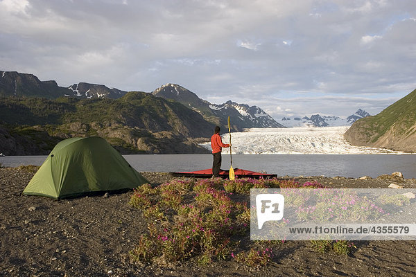 nahe stehend Küste See Hintergrund Zelt Kajakfahrer Kenai-Fjords-Nationalpark Halbinsel